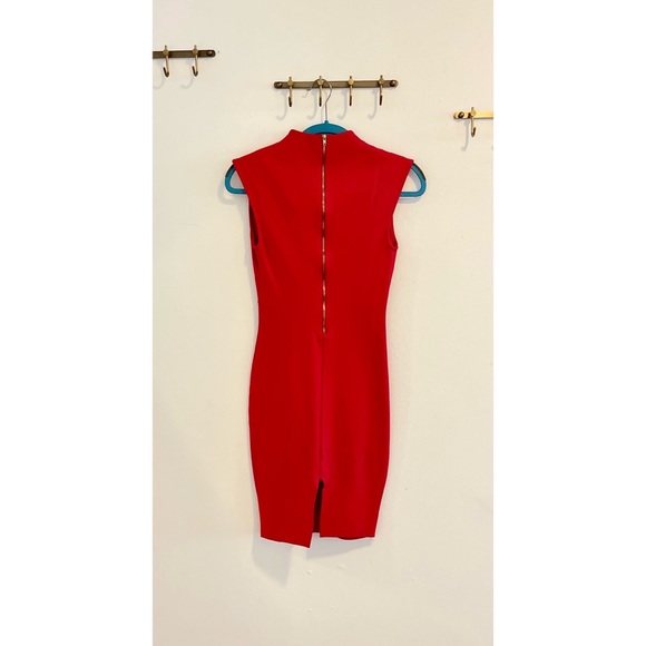 Sexy fitted popping red dress with a low V-neck - Picture 5 of 5